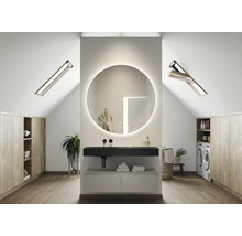 Moderne badkamer op zolder met ronde spiegel, wastafel en dakramen.