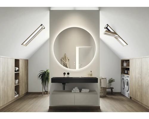 Moderne badkamer op zolder met ronde spiegel, wastafel en dakramen.