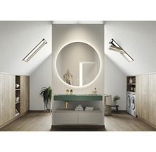 Moderne badkamer op zolder met ronde spiegel, wastafel en wasmachine