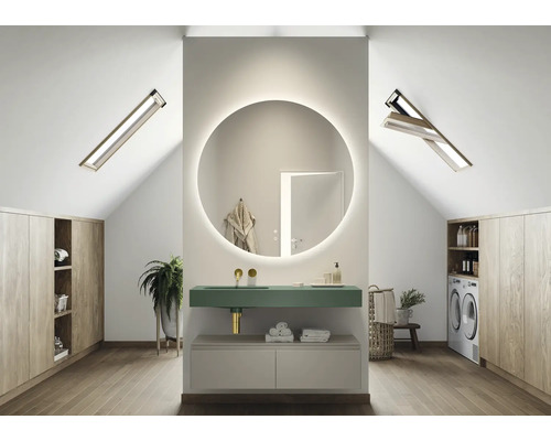 Moderne badkamer op zolder met ronde spiegel, wastafel en wasmachine