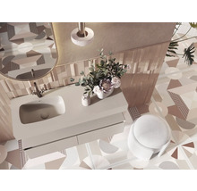 Badkameroverzicht van bovenaf met wastafel, spiegel, kruk en geometrische vloertegels