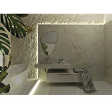 Moderne badkamer met ligbad, wastafelonderkast, spiegel en wandbekleding in natuursteenlook.