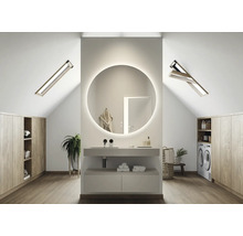 Badkamer op zolder met ronde spiegel, wastafel en dakramen