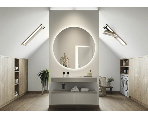 Badkamer op zolder met ronde spiegel, wastafel en dakramen