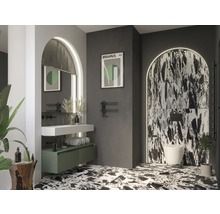 Moderne badkamer met wastafel, spiegel, handdoekradiator en toilet in donkere kleuren en marmerlook