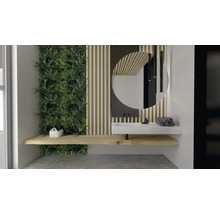 Moderne badkamer met plantenwand, wastafel, spiegel en houten elementen