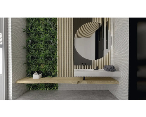 Moderne badkamer met plantenwand, wastafel, spiegel en houten elementen