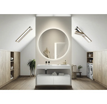 Moderne badkamer op zolder met wastafel, spiegel en wasmachine