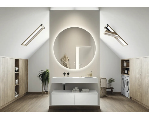 Moderne badkamer op zolder met wastafel, spiegel en wasmachine