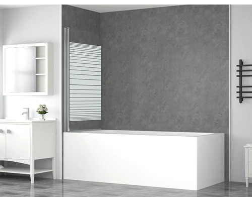 Badkamer met bad en badwand