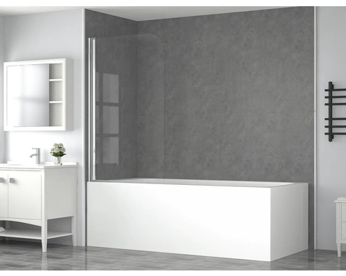 Lichte badkamer met bad, douchewand, wastafel en radiator