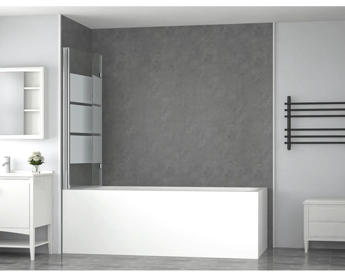 Moderne badkamer met bad, badwand en wastafel