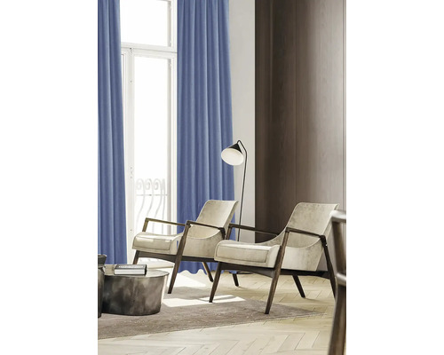 Woonkamer met gordijnen, fauteuils en staande lamp