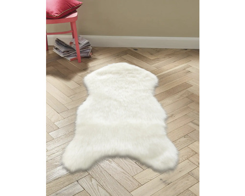 Wit diervormig vloerkleed op houten vloer