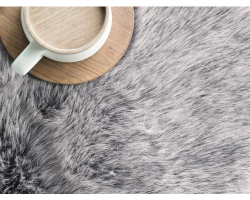 Decoratieve vacht met kopje op houten onderzetter