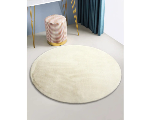 Rond tapijt in kamer met kruk en tafel