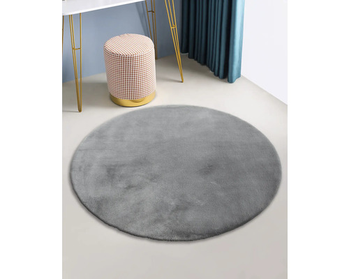 Grijs rond tapijt in een kamerdecoratie.