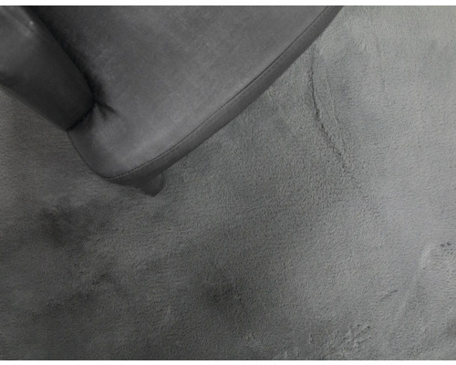 Detail van een fauteuil op een vloerkleed