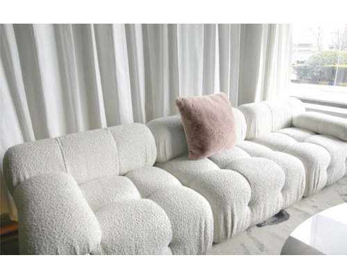 Witte modulaire bank van bouclé met kussen