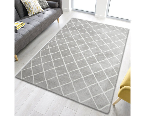 Grijs vloerkleed met ruitpatroon in een woonkamer