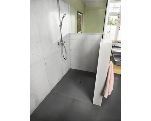 Badkamer met inloopdouche, douchearmatuur en douchegoot