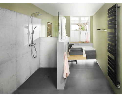 Lichte badkamer met douche, wastafel en radiator