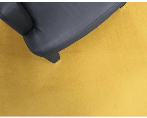 Detail van een fauteuil op een tapijt