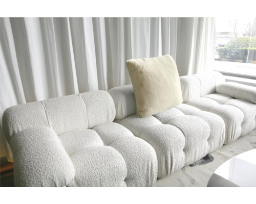 Modulaire bank met kussen voor een raam met gordijnen