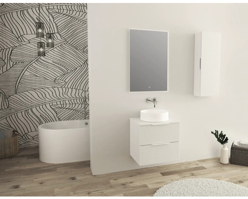 Badkamer met wastafel, spiegel en hoge kast tegen een muur met bladmotief