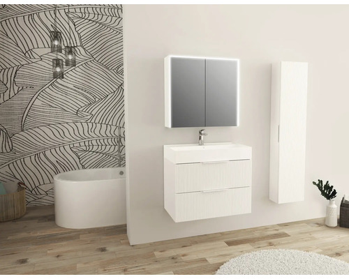Badkamer met wastafel, spiegelkast, hoge kast en badkuip voor een muur met plantenpatroon