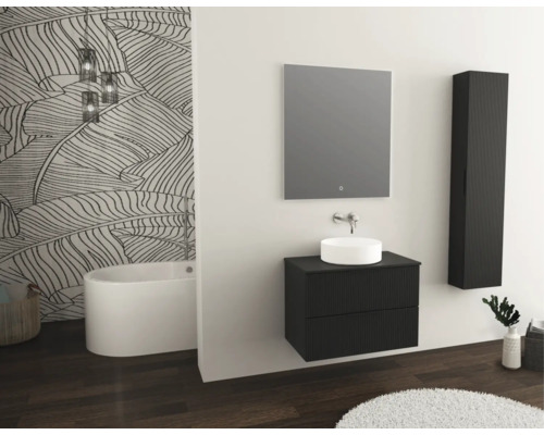 Badkamer met bad, wastafel, spiegel en hangkast