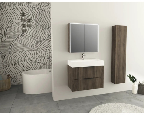 Badkamer met wastafelonderkast, spiegelkast, hoge kast en bad