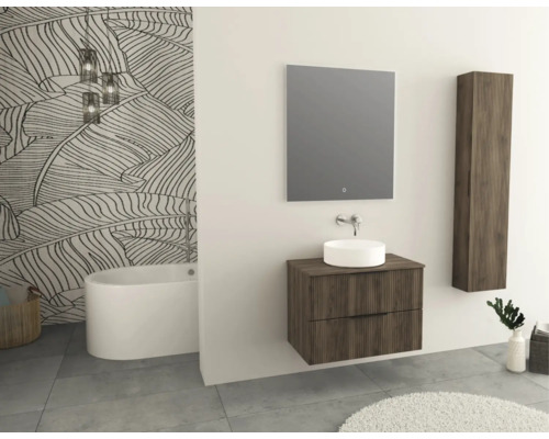 Moderne badkamer met ligbad, wastafel met spiegel, hangkast en planten.