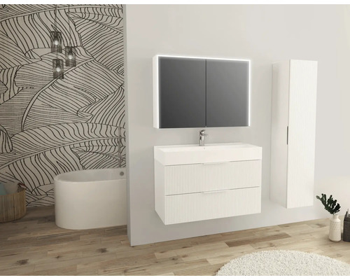 Moderne badkamer met wastafelonderkast, spiegelkast met verlichting en hoge kast