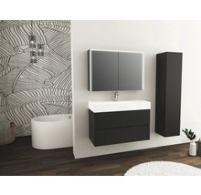 Badkamer met wastafel, spiegelkast, hoge kast, bad en decoratief behang