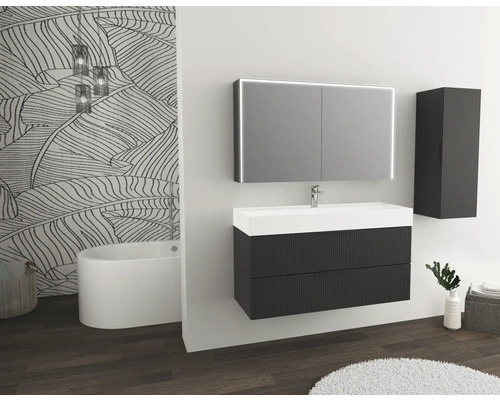 Moderne badkamer met wastafel, spiegel, hangkast en bad.