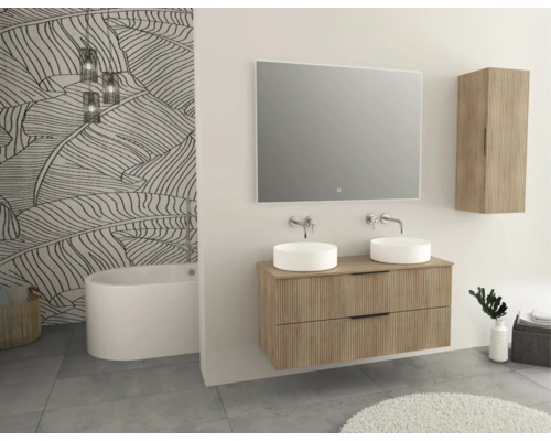 Moderne badkamer met wastafel, twee waskommen, spiegelkast en bad.