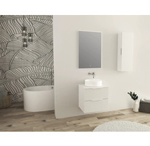 Badkamer met wastafelmeubel, spiegel en hoge kast in licht design
