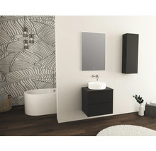 Badkamer met bad, wastafel met spiegel en hangkast