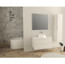 Badkamer met bad, wastafel, spiegel en hoge kast
