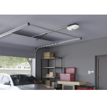 Garage met garagedeuropener en gereedschap