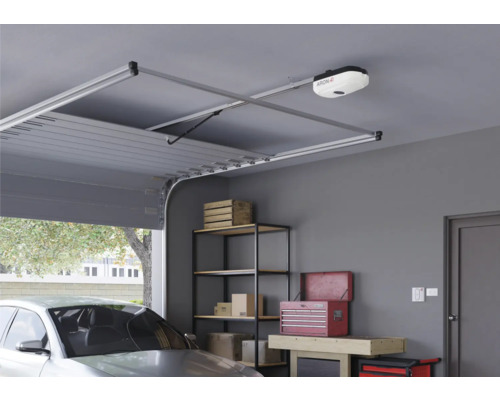 Garage met garagedeuropener en gereedschap