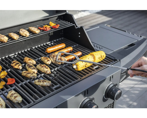 Gasbarbecue met kippenvleugels, worstjes en maiskolven op het rooster