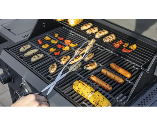 Barbecue met worstjes, groenten en barbecuegereedschap