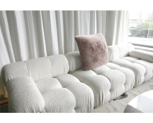 Witte modulaire bank met een kussen