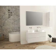 Moderne badkamer met dubbele wastafel, spiegel, hangkast en bad