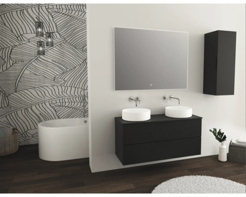 Moderne badkamer met dubbele wastafel, spiegel, hangkast en badkuip voor een muur met bladerbehang.