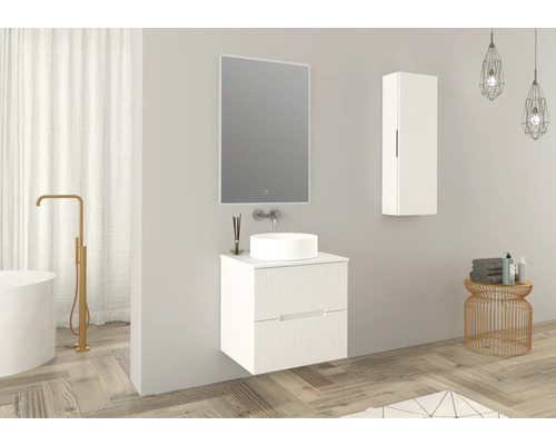 Moderne badkamer met wastafel, spiegel, hangkast en decoratieve elementen voor een stijlvolle ambiance