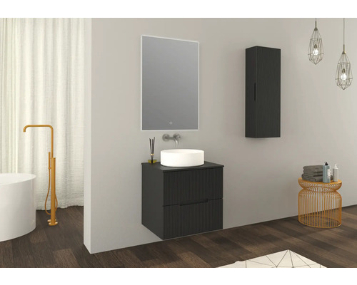 Moderne badkamer met wastafelonderkast, spiegel, hoge kast en bad
