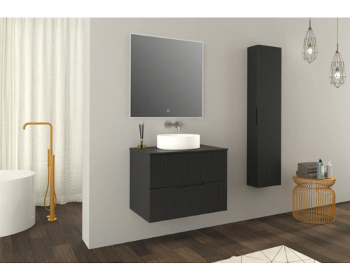 Badkamer met wastafelonderkast, spiegel, hoge kast en decoratie